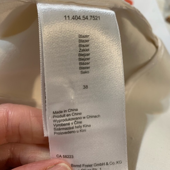 Beautiful embroidered Cream blazer & skirt - Picture 5 of 11